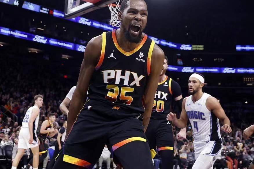 杜兰特重返赛场，出色防守首场状态出色，曼联观众沸腾！